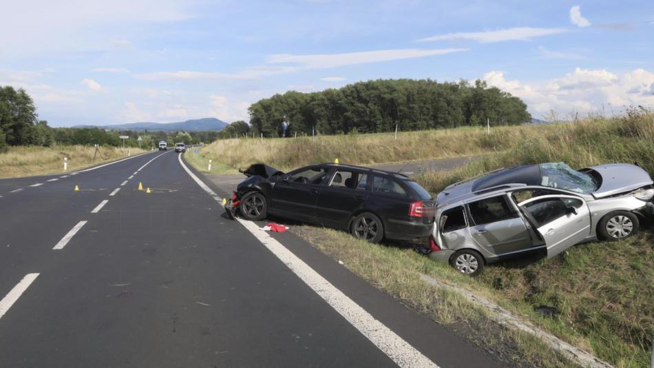 Tragická nehoda u Hroznětína na Karlovarsku! Senior zemřel, čtyři další lidé jsou zranění